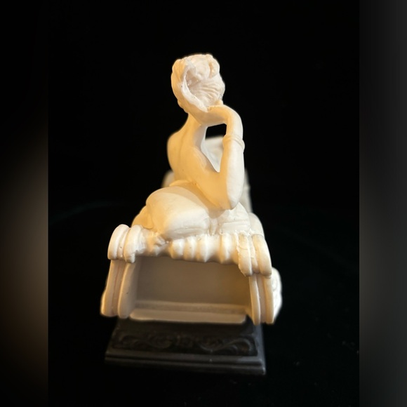 Alabaster Paolina Bonaparte Figurine in Repose - Picture 7 of 9